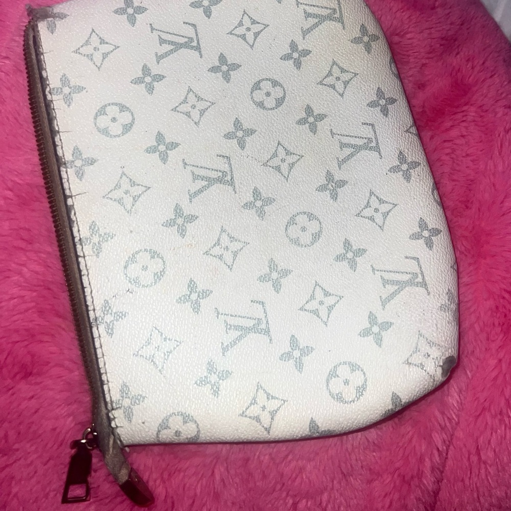 Louis Vuitton White Monogram Pouch - Picture 5 of 5